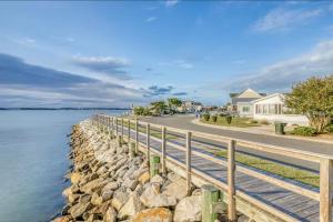 une promenade le long de l'eau devant une maison dans l'établissement Montego Bay - Atlantic 13300, à Ocean City