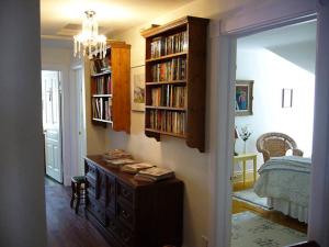 Pokój z pokojem z półkami na książki i sypialnią w obiekcie 1842 Bed & Breakfast w mieście St. Jacobs