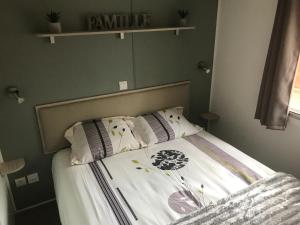 un lit avec deux oreillers dessus dans l'établissement Chaussy55, à Lagorce