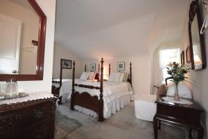 A bed or beds in a room at 1842 Bed & Breakfast