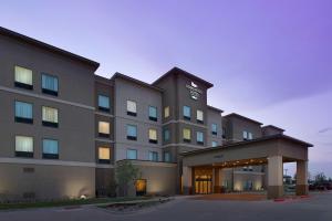 una representación de un hotel en la parte delantera del edificio en Homewood Suites by Hilton Midland, en Midland
