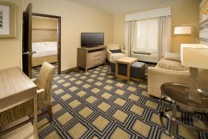 TV a/nebo společenská místnost v ubytování Homewood Suites by Hilton Midland