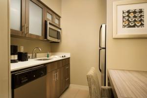 Kuchyň nebo kuchyňský kout v ubytování Homewood Suites by Hilton Midland