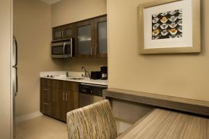 Kuchyň nebo kuchyňský kout v ubytování Homewood Suites by Hilton Midland