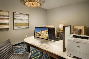 TV a/nebo společenská místnost v ubytování Homewood Suites by Hilton Midland + 23 fotografií