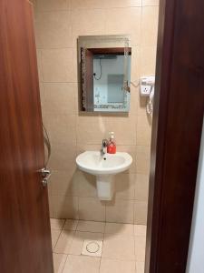 y baño con lavabo y espejo. en Al Raha chalet -al raha village -marsa zayed - قرية الراحة العقبة -مرسى زايد, en Áqaba