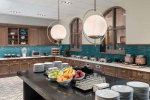 uma cozinha com tigelas de fruta numa mesa em Homewood Suites by Hilton New Orleans em Nova Orleães