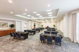 Homewood Suites by Hilton New Orleans في نيو أورلينز: قاعة اجتماعات مع طاولات وكراسي في غرفة