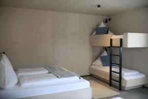 een kamer met 2 bedden en een stapelbed bij KampenZeit Loft mit traumhaftem Panoramablick in Aschau im Chiemgau