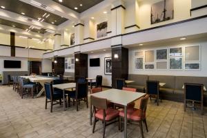 une salle à manger avec des tables et des chaises dans l'établissement Hampton Inn & Suites Wilmington Christiana, à Newark