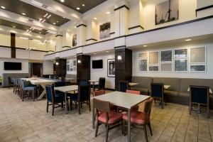 Телевизор и/или развлекательный центр в Hampton Inn & Suites Wilmington Christiana