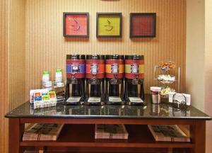 una mesa con un grupo de copas de vino. en Hampton Inn Oklahoma City Northwest, en Oklahoma City