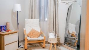 una stanza con una sedia e uno specchio di Bulacan Staycation by Mags@ SMDC Cheer Residences a Marilao