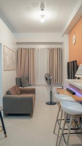 un soggiorno con divano e scrivania di Bulacan Staycation by Mags@ SMDC Cheer Residences a Marilao