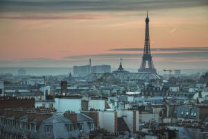 una ciudad con la torre Eiffel en el fondo en Hilton Paris Opera, en París