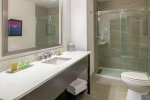 Koupelna v ubytování DoubleTree by Hilton Portland Tigard