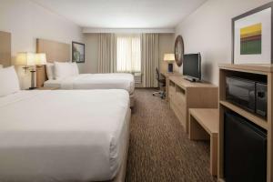 TV a/nebo společenská místnost v ubytování DoubleTree by Hilton Portland Tigard