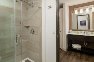Koupelna v ubytování DoubleTree by Hilton Portland Tigard