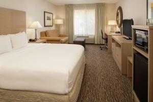 TV a/nebo společenská místnost v ubytování DoubleTree by Hilton Portland Tigard