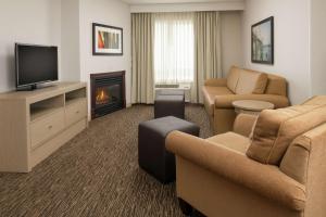 TV a/nebo společenská místnost v ubytování DoubleTree by Hilton Portland Tigard