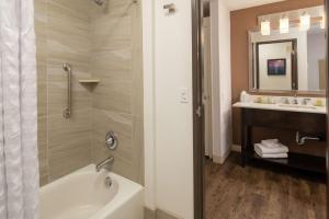 Koupelna v ubytování DoubleTree by Hilton Portland Tigard