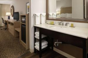 TV a/nebo společenská místnost v ubytování DoubleTree by Hilton Portland Tigard