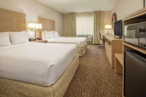 Postel nebo postele na pokoji v ubytování DoubleTree by Hilton Portland Tigard