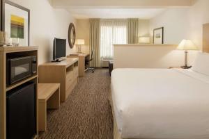 Postel nebo postele na pokoji v ubytování DoubleTree by Hilton Portland Tigard