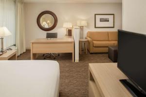 Postel nebo postele na pokoji v ubytování DoubleTree by Hilton Portland Tigard