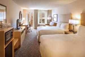 Postel nebo postele na pokoji v ubytování DoubleTree by Hilton Portland Tigard