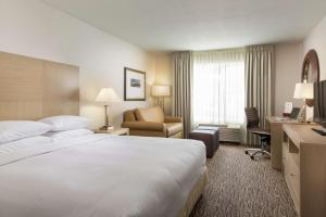 Postel nebo postele na pokoji v ubytování DoubleTree by Hilton Portland Tigard