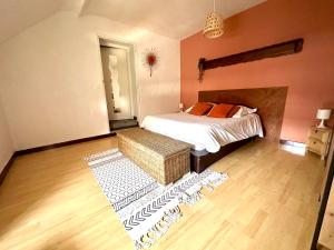 een slaapkamer met een bed en een tapijt op de vloer bij Appartement Centre ville Le blanc in Le Blanc
