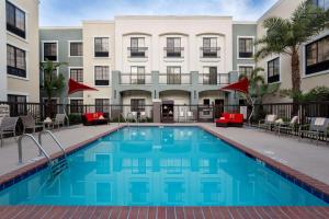 uma piscina em frente a um edifício em Hampton Inn Santa Barbara/Goleta em Santa Bárbara