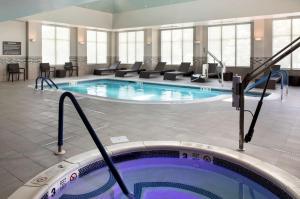 新溫莎的住宿－紐堡斯圖爾特機場希爾頓惠庭套房酒店，在酒店房间的一个大型游泳池