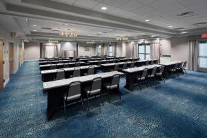 sala konferencyjna z krzesłami, stołami i ekranem w obiekcie Homewood Suites by Hilton Newburgh-Stewart Airport w mieście New Windsor