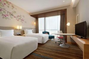 TV a/nebo společenská místnost v ubytování Hilton Garden Inn Shenzhen Bao'an