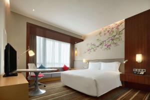 Postel nebo postele na pokoji v ubytování Hilton Garden Inn Shenzhen Bao'an