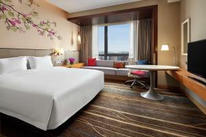 TV a/nebo společenská místnost v ubytování Hilton Garden Inn Shenzhen Bao'an