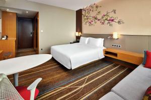 Postel nebo postele na pokoji v ubytování Hilton Garden Inn Shenzhen Bao'an