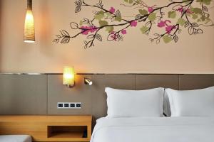 Postel nebo postele na pokoji v ubytování Hilton Garden Inn Shenzhen Bao'an