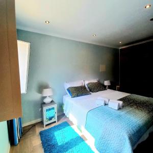Postel nebo postele na pokoji v ubytování Casa do Portão Azul - Salmonete