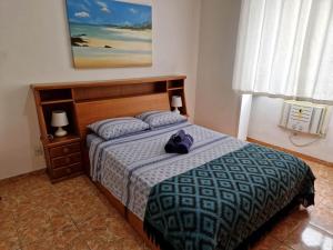 Un dormitorio con una cama con una mochila. en Very close to Copacabana beach!, en Río de Janeiro