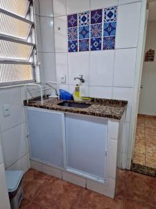 una encimera de cocina con fregadero en una habitación en Very close to Copacabana beach!, en Río de Janeiro