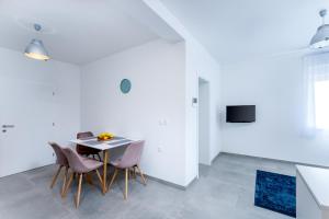 Μια τηλεόραση ή/και κέντρο ψυχαγωγίας στο Sunrise & Sunset Apartmani - Self Check In