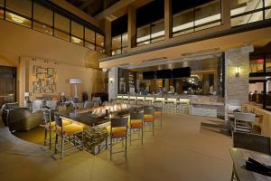 un vestíbulo con bar y chimenea en San Diego Marriott La Jolla en San Diego
