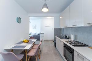 Η κουζίνα ή μικρή κουζίνα στο Sunrise & Sunset Apartmani - Self Check In
