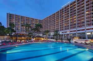 ein großes Hotel mit einem Pool vor einem Gebäude in der Unterkunft Transcorp Hilton Abuja in Abuja