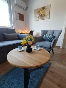 Apartment No 11 في سوبوتيتْسا: غرفة معيشة مع طاولة قهوة وأريكة