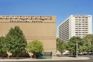 阿爾伯克基的住宿－DoubleTree by Hilton Hotel Albuquerque，带有门诊会议中心信号的建筑