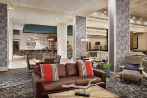 DoubleTree by Hilton Hotel Albuquerque的休息区